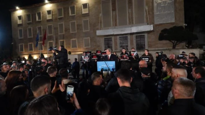 A po dështojnë protestat e PD? Ja si përgjigjet Luan Baçi