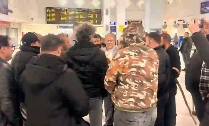 Aeroporti i Heraklionit rihapet, fermerët njoftojnë transferimin e bllokadës në rrugët kryesore