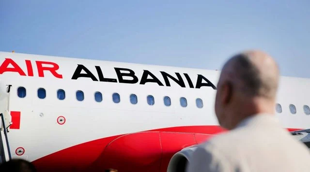 Air Albania mbetet në tokë, por vazhdon të shesë bileta