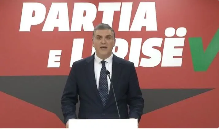 “AKSHI konfirmoi pengmarrjen e shtetit nga mafia”/ Blushi reagon ashpër: Shqiptarët në këmbë deri në largimin e Ramës