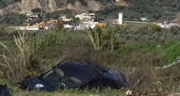 Aksident/ Furgoni i FNSH përplaset me një makinë tjetër dhe bie në kanal, dy efektivë përfundojnë në spital