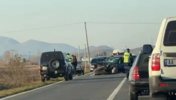 Aksident i dyfishtë në Lezhë-Shkodër, 3 të plagosur. Një nga automjetet përfundon në parcelë