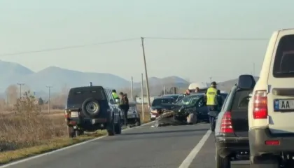 Aksident i dyfishtë në Lezhë-Shkodër, 3 të plagosur. Një nga automjetet përfundon në parcelë
