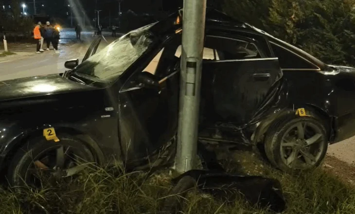 Aksident i rëndë më Fier, i riu humb kontrollin e mjetit, përplaset me shtyllën