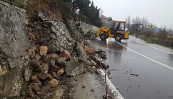Aksident i rëndë në Borsh, guri i madh bie mbi skrep dhe zë poshtë drejtuesin