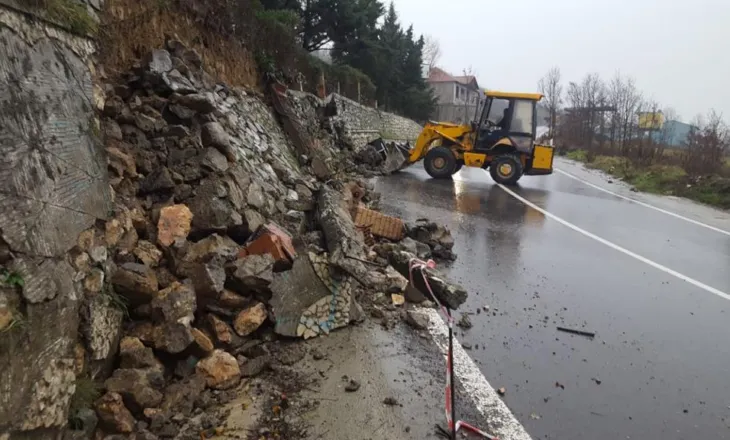 Aksident i rëndë në Borsh, guri i madh bie mbi skrep dhe zë poshtë drejtuesin