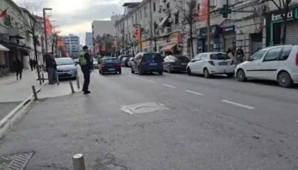 Aksident i rëndë në Durrës/ Makina përplas këmbësorin, niset me urgjencë në spital