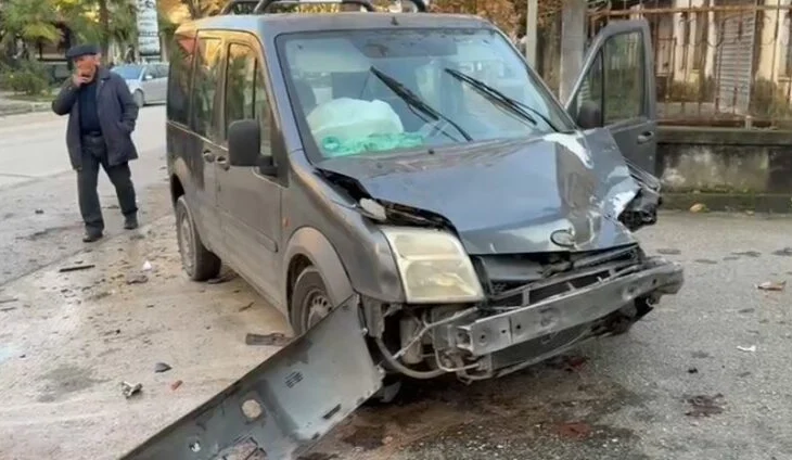Aksident i rëndë në Fier/ Automjeti përplas fugonin e parkuar, raportohet një i plagosur