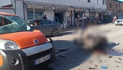 Aksident i rëndë në Lushnjë, 30-vjeçari përplaset nga një makinë, i riu në gjendje kritike për jetën