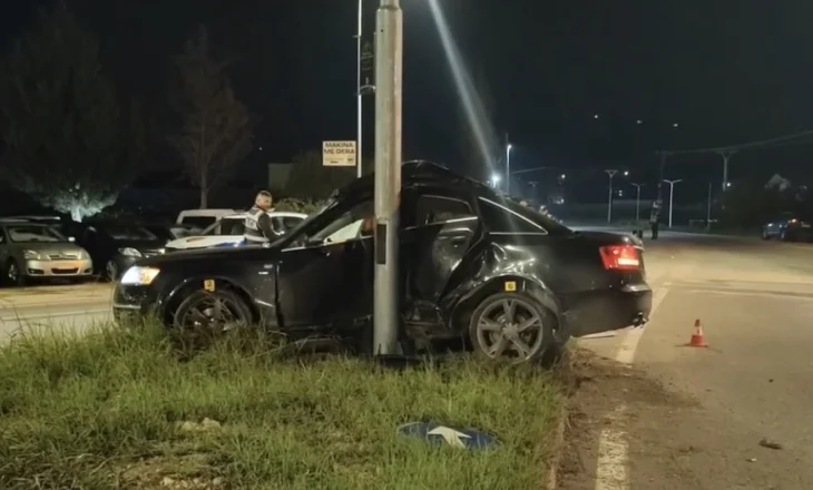 Aksident i rëndë në Lushnjë, Audi përplaset me shtyllën; drejtuesi në gjendje kritike