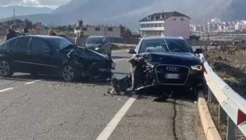 Aksident i rëndë në rrugën e Arbrit, përplasen dy makina, një i plagosur