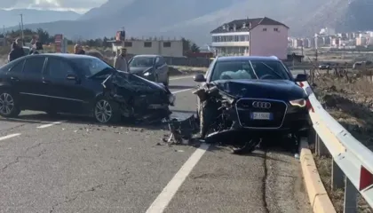 Aksident i rëndë në rrugën e Arbrit, përplasen dy makina, një i plagosur