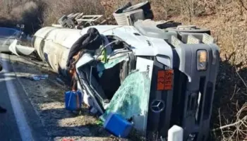 Aksident i rëndë/ Përmbyset autoboti me gaz, bllokohet aksi Strugë-Qafë Thanë