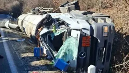 Aksident i rëndë/ Përmbyset autoboti me gaz, bllokohet aksi Strugë-Qafë Thanë