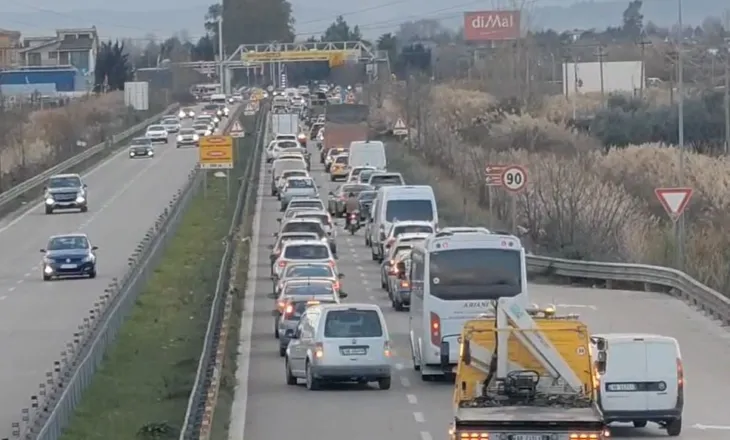 Aksident i trefishtë në aksin Lushnjë-Fier, radhë e gjatë trafiku