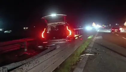 Aksident mes dy makinave në autostradën Lushnje-Fier, njëra përfundon në barrierat ndarëse (FOTO)