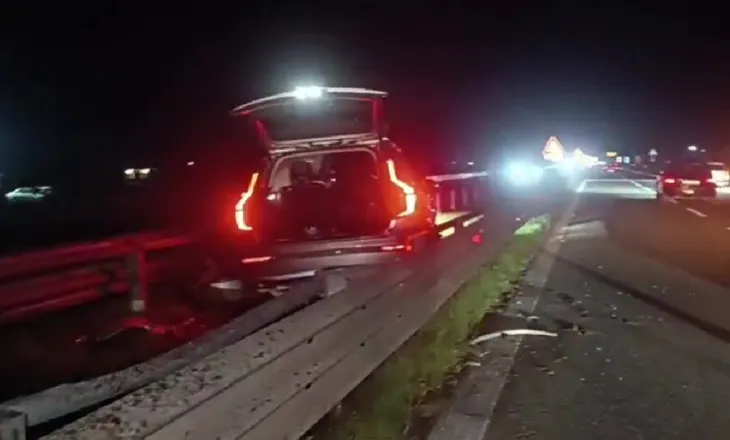 Aksident mes dy makinave në autostradën Lushnje-Fier, njëra përfundon në barrierat ndarëse (FOTO)