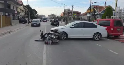 Aksident në aksin Fier–Grecalli, makina përplaset me motorrin, një i lënduar