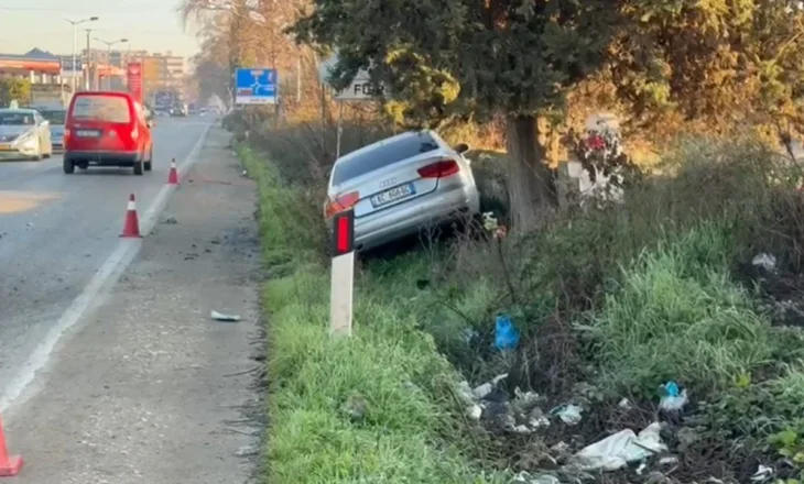 Aksident në aksin Fier-Levan, autobusi përplaset me makinën dhe përfundon në kanal
