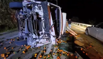 Aksident në aksin Levan-Tepelenë, kamioni i mallrave del nga rruga, lëndohet shoferi