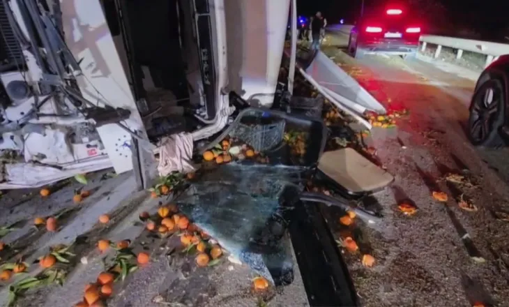 Aksident në aksin Levan-Tepelenë/ Kamioni i ngarkuar me agrume del nga rruga, lëndohet shoferi