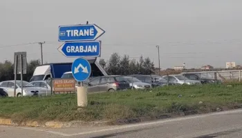 Aksident në aksin Lushnje -Rrogozhinë, kamioni përplas makinën në të cilën udhëtonte një familje