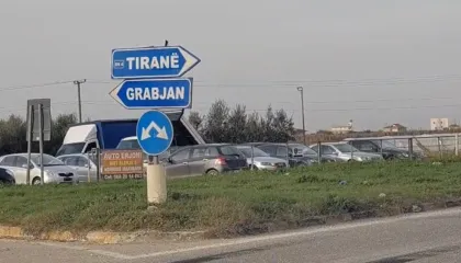 Aksident në aksin Lushnje -Rrogozhinë, kamioni përplas makinën në të cilën udhëtonte një familje