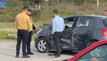 Aksident në aksin Lushnje-Rrogozhinë, kamioni përplaset me veturën, shpëtojnë mrekullisht pesonat që ndodheshin në makinë