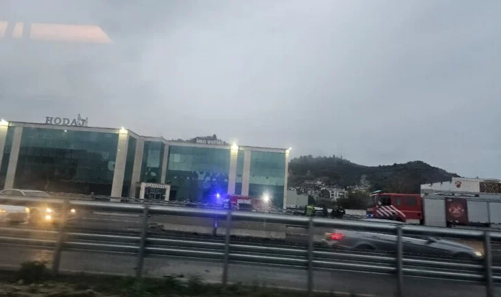 Aksident në autostradën Durrës-Tiranë/ Shoferi përplaset me bordurën, shpërthen në flakë mjeti