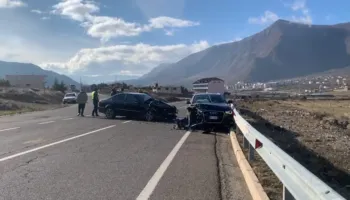 Aksident në Bulqizë, makinat përplasen kokë më kokë, dy persona të lënduar
