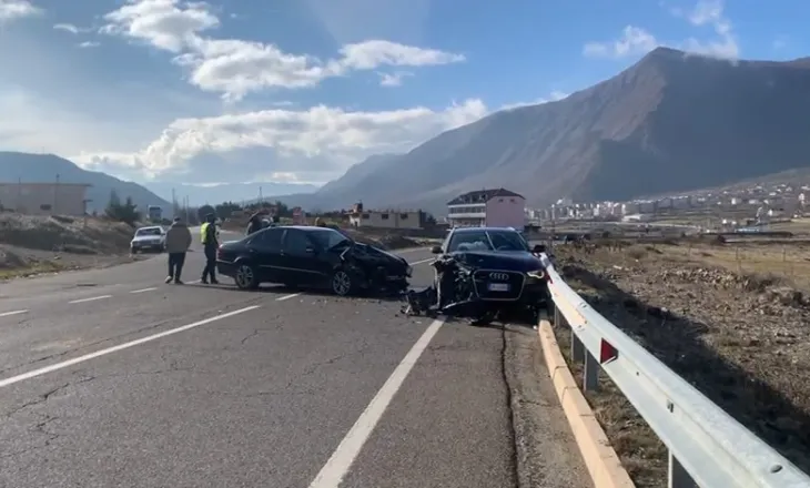 Aksident në Bulqizë, makinat përplasen kokë më kokë, dy persona të lënduar