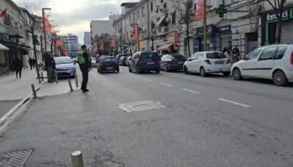 Aksident në Durrës, makina përplas këmbësorin