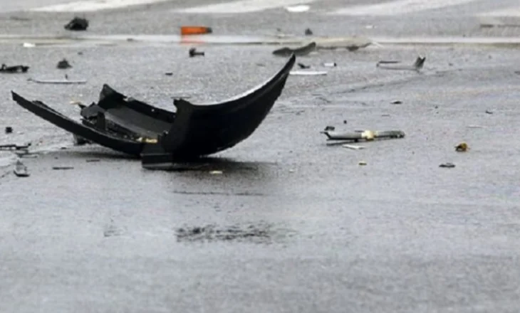 Aksident në Durrës, shoferi përplas me makinë nënën me dy fëmijët e mitur dhe largohet nga vendngjarja