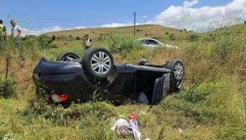 Aksident në Fier/ Benz-i përfundon në kanal, plagoset një grua