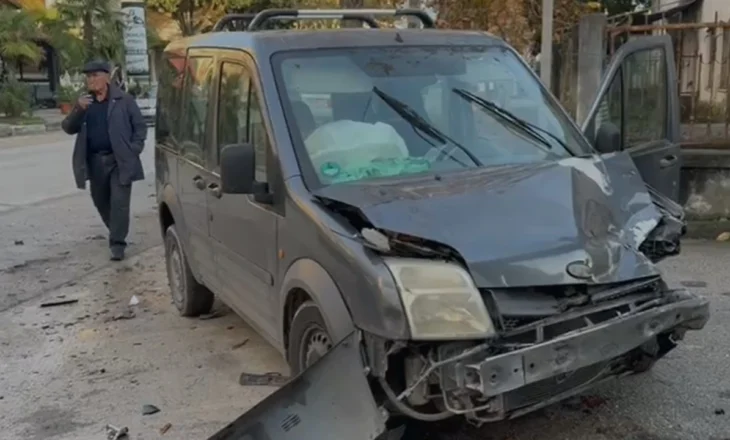 Aksident në Fier, humb kontrollin mbi mjetin dhe përplaset me një makinë të parkuar, lëndohet shoferi
