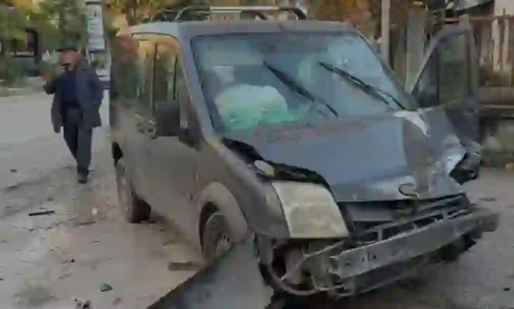 Aksident në Fier: Makina del nga kontrolli dhe godet një automjet të parkuar