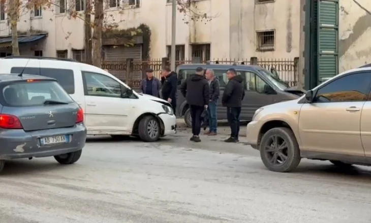 Aksident në Fier, makina përplaset me mjetin e parkuar, shoferi në spital