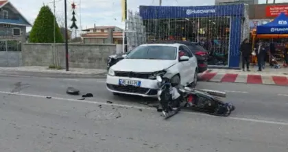 Aksident në Fier/ Motori përplaset me makinën, lëndohet një person