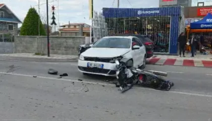 Aksident në Fier/ Motori përplaset me makinën, lëndohet një person