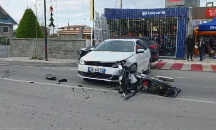 Aksident në Fier/ Motori përplaset me makinën, lëndohet një person