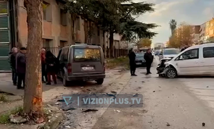 Aksident në Fier/ Shoferi humb kontrollin mbi mjetin dhe përplaset me një makinë të parkuar, një i lënduar