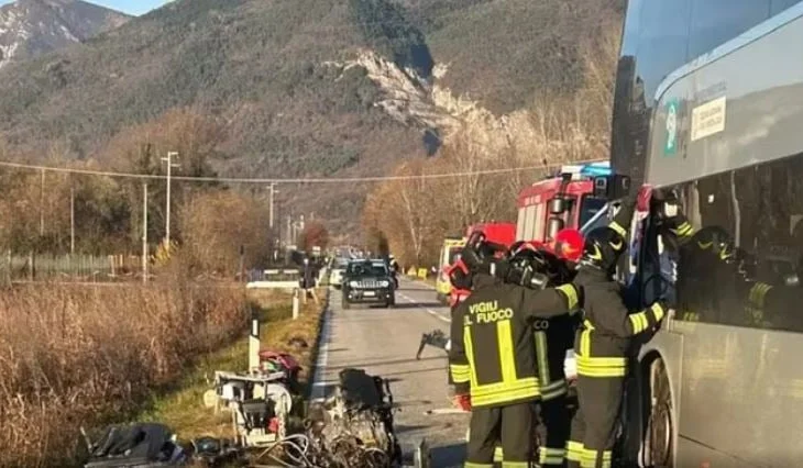 Aksident në Itali/ Makina përplaset me autobusin, vdes shoferi, plagosen disa studentë