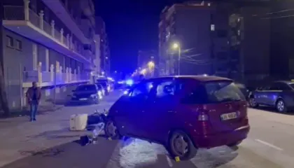 Aksident në Korçë, automjeti përplaset me motorin, nuk raportohet për viktima