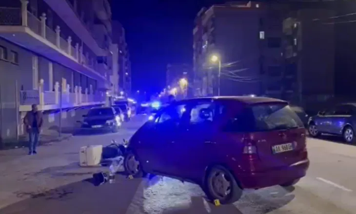 Aksident në Korçë, automjeti përplaset me motorin, nuk raportohet për viktima