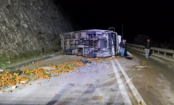 Aksident në Levan-Tepelenë, kamioni përmbyset në anë të rrugës