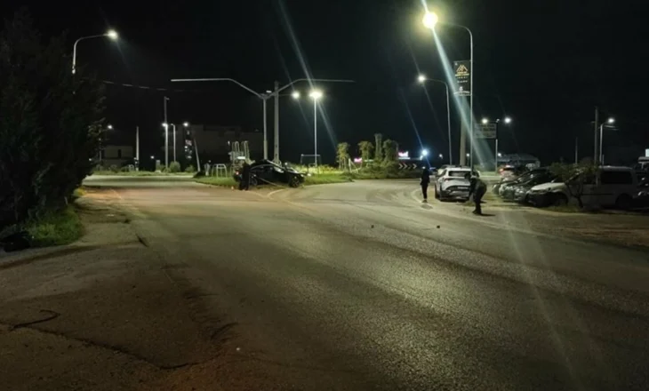 Aksident në Lushnjë/ Automjeti përplaset me shtyllën e ndriçimit në dalje të qytetit, drejtuesi në gjendje të rëndë