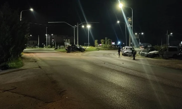 Aksident në Lushnje/ Makina përplaset me shtyllën e ndriçimit, një i plagosur rëndë (Emri)