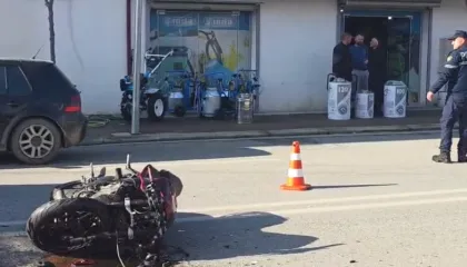 Aksident në Lushnje, plagoset rëndë shoferi 30-vjeçar