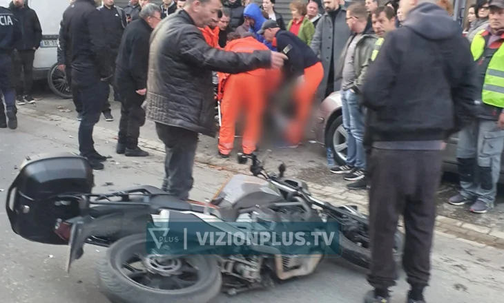Aksident te “5 maji”, makina përplas motorin, lëndohet adoleshenti