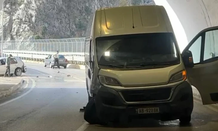 Aksident te “Ura e Vashës” në rrugën e “Arbrit”, një makinë përplaset me furgonin